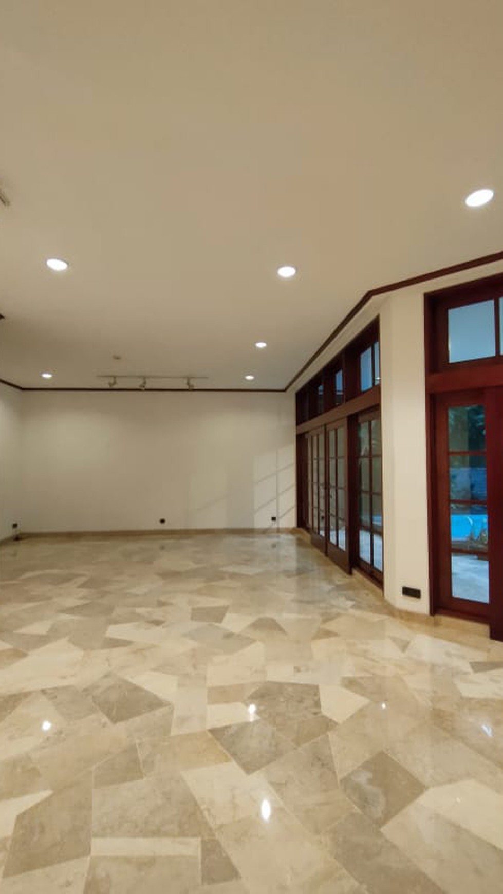 BIG AND BEAUTIFUL HOUSE AT SENOPATI AREA, JAKARTA SELATAN