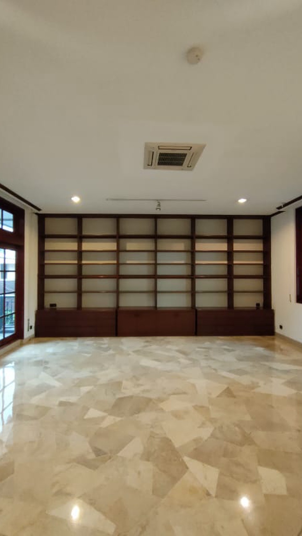 BIG AND BEAUTIFUL HOUSE AT SENOPATI AREA, JAKARTA SELATAN