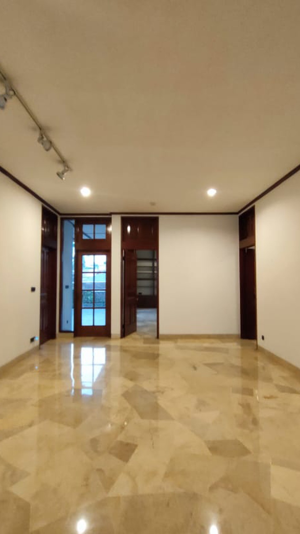 BIG AND BEAUTIFUL HOUSE AT SENOPATI AREA, JAKARTA SELATAN