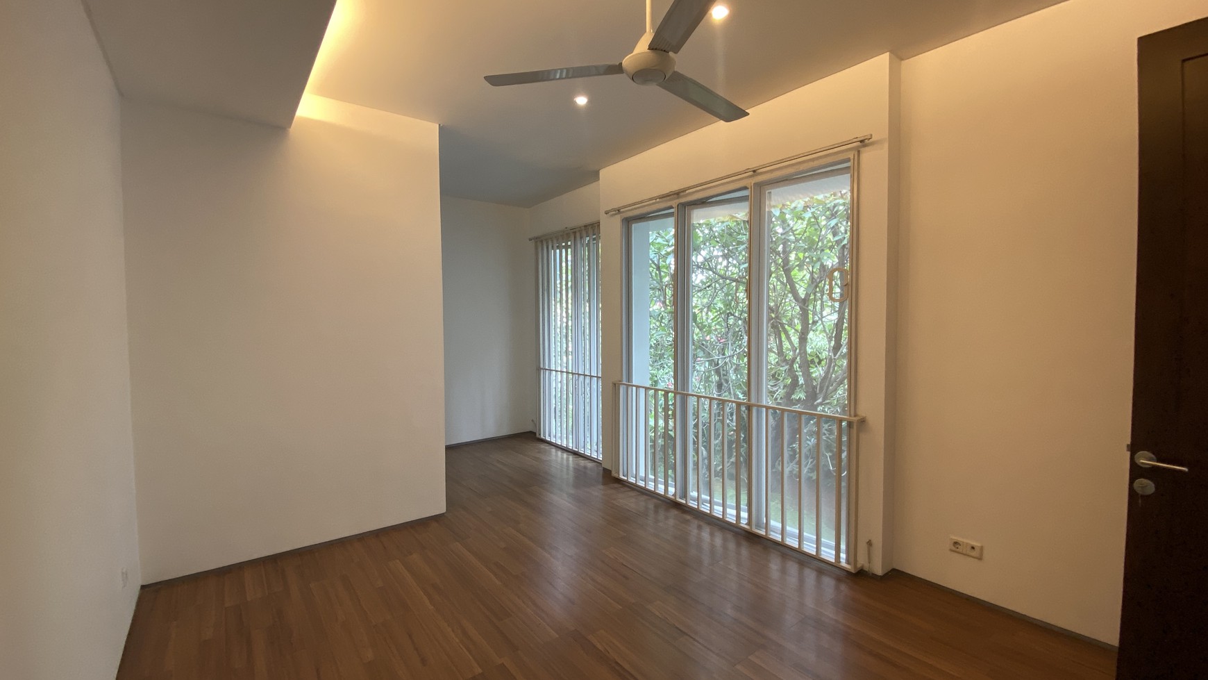 BEAUTIFUL AND COMFY HOUSE AT SENOPATI AREA