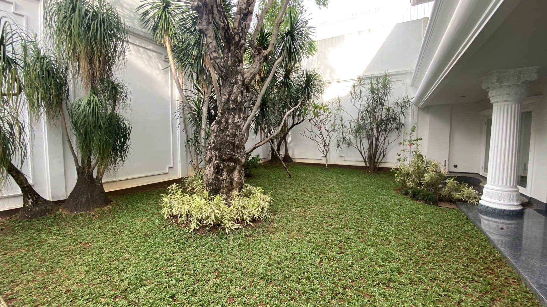 BIG AND MAGNIFICENT HOUSE AT SENOPATI AREA
