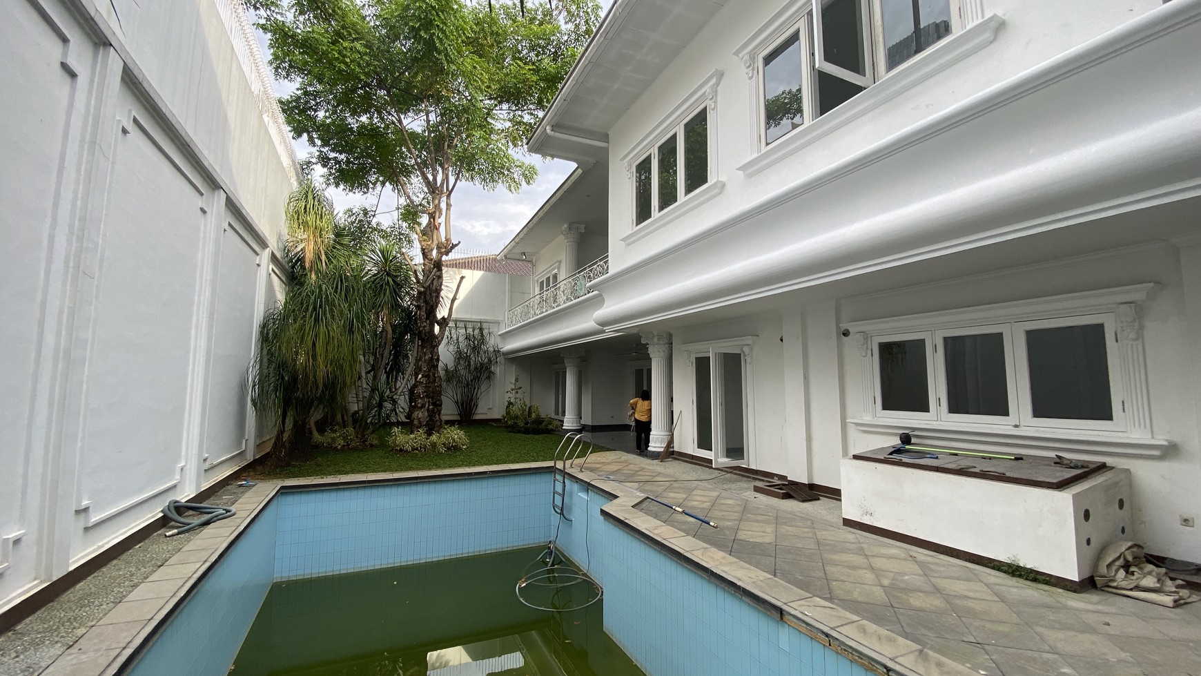 BIG AND MAGNIFICENT HOUSE AT SENOPATI AREA