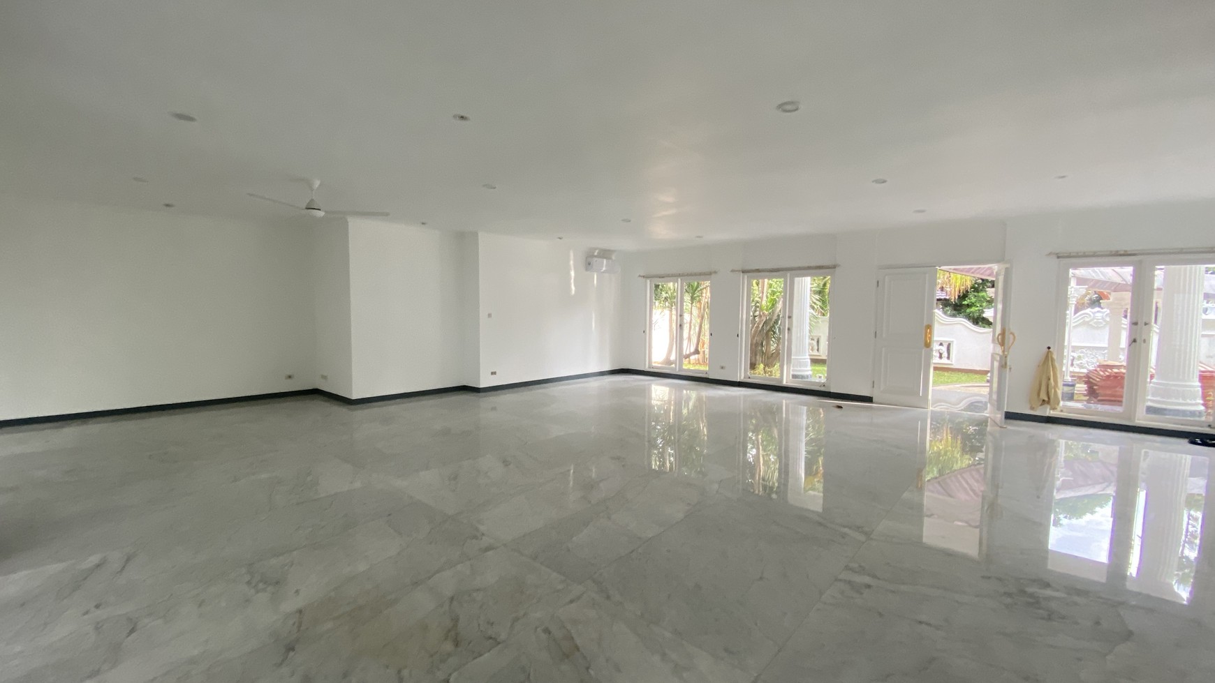 BIG AND MAGNIFICENT HOUSE AT SENOPATI AREA