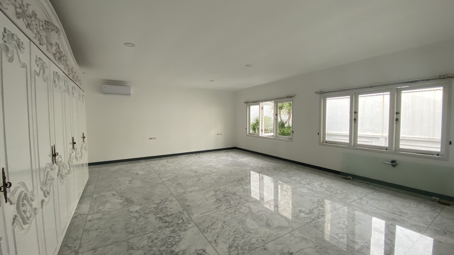 BIG AND MAGNIFICENT HOUSE AT SENOPATI AREA