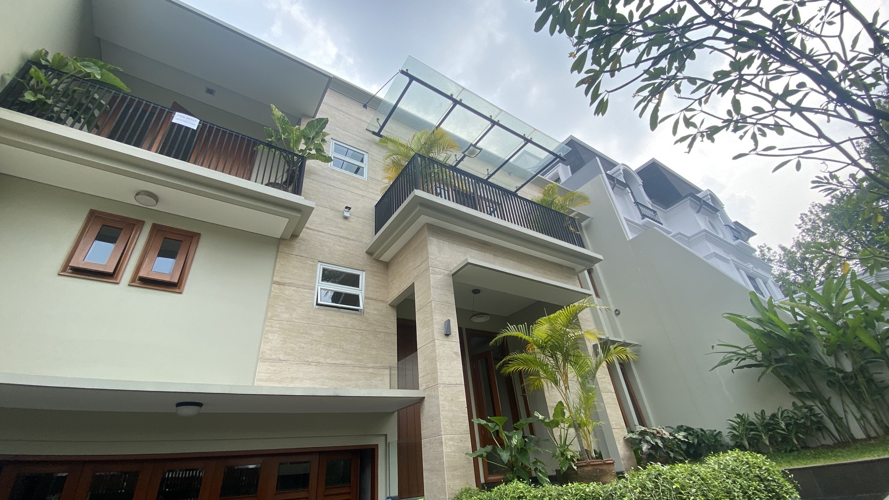 MODERN AND BEAUTIFUL HOUSE AT SENOPATI AREA