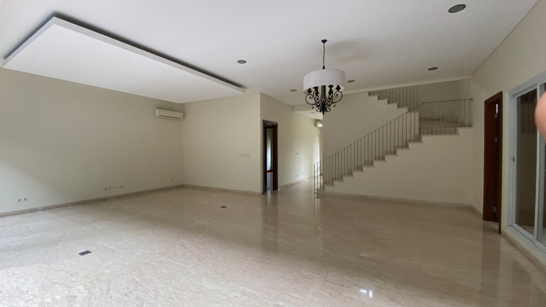 MODERN AND BEAUTIFUL HOUSE AT SENOPATI AREA