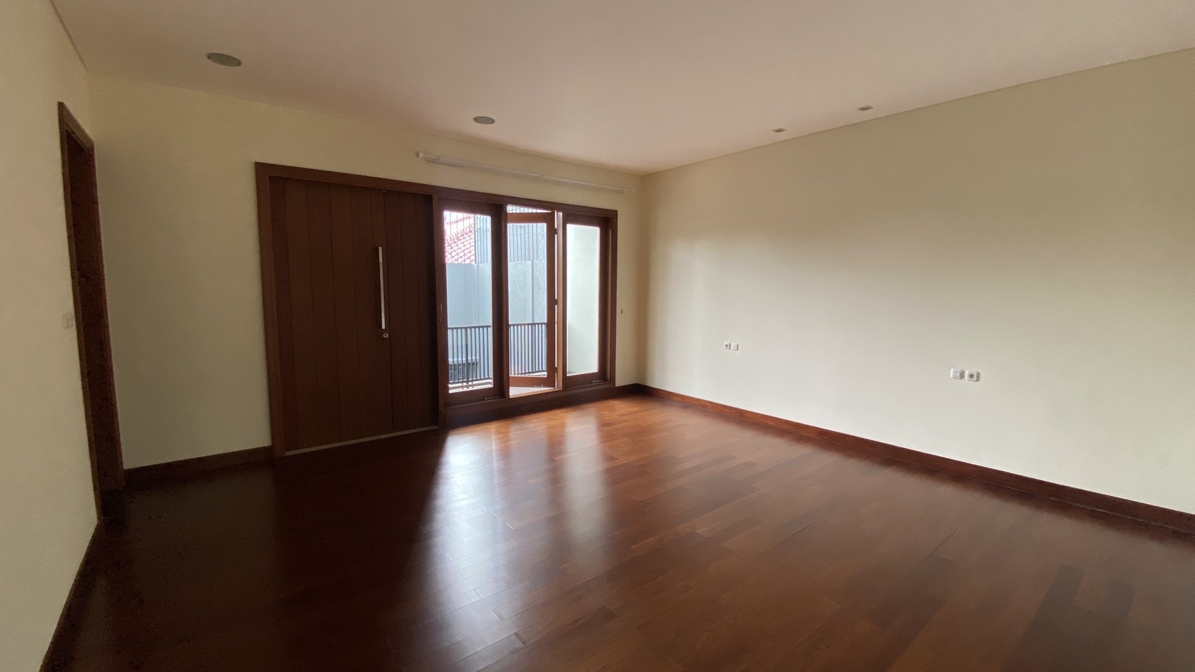 MODERN AND BEAUTIFUL HOUSE AT SENOPATI AREA