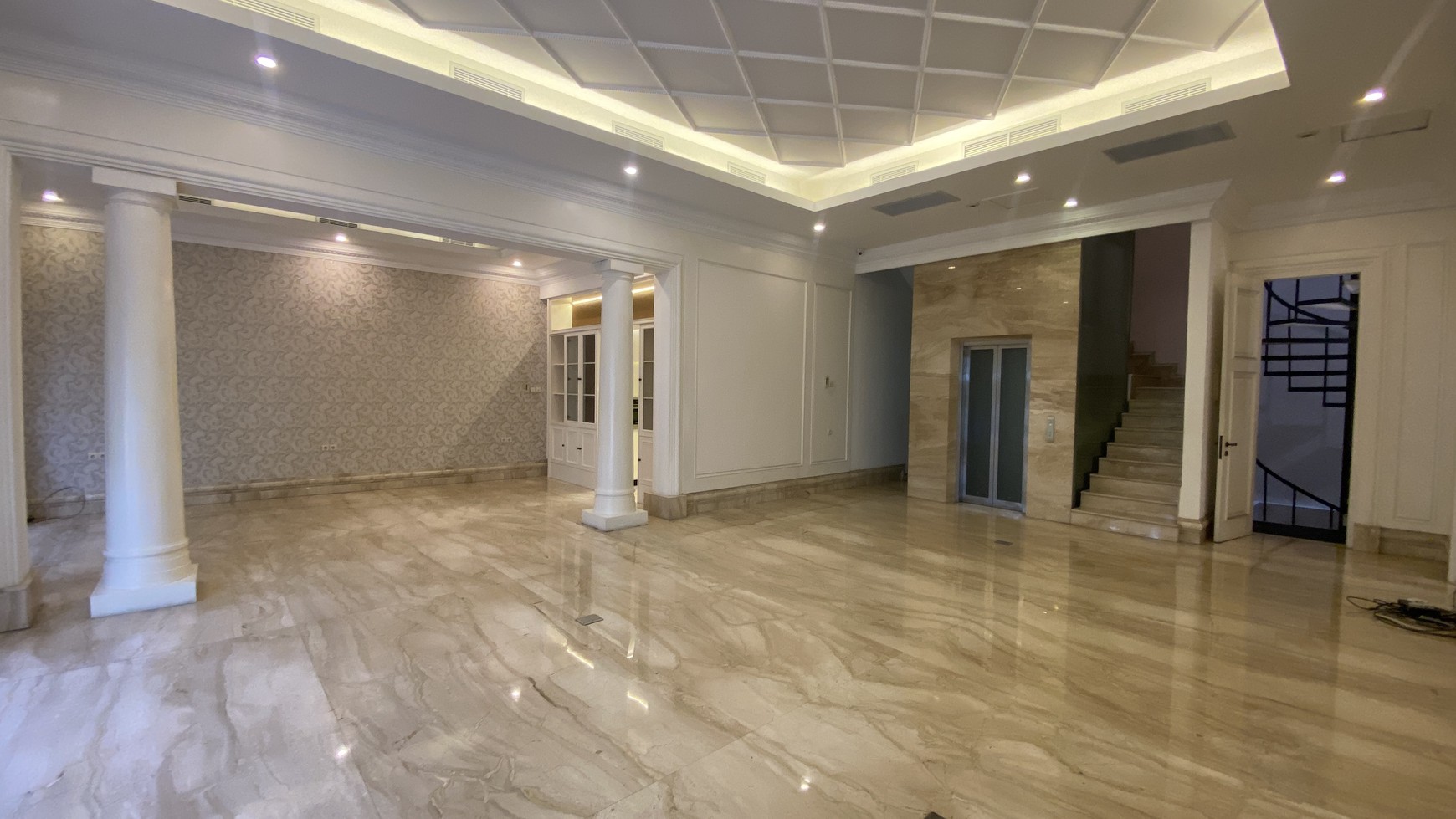 LUXURY HOUSE AT SENOPATI AREA