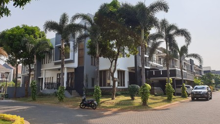 Rumah mewah hoek siap huni di Raffless Hills Cibubur