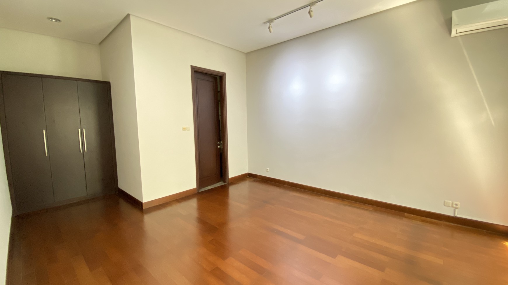 MODERN BEAUTIFUL HOUSE IN SENOPATI AREA