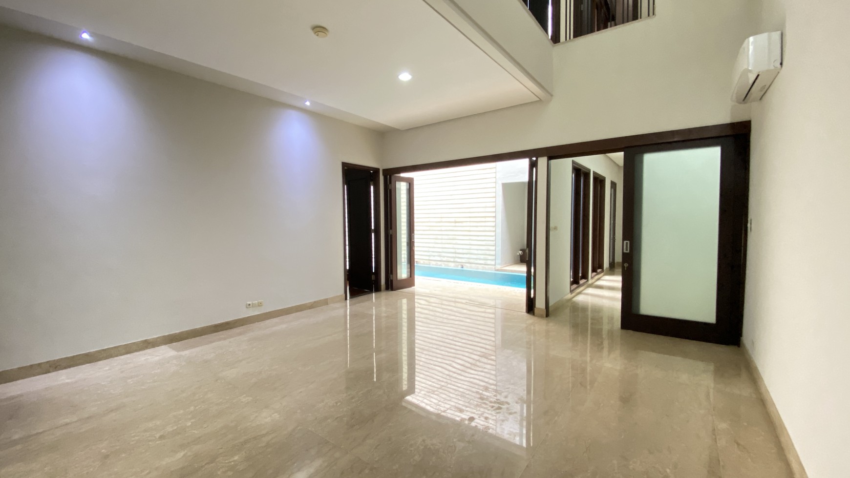 MODERN BEAUTIFUL HOUSE IN SENOPATI AREA
