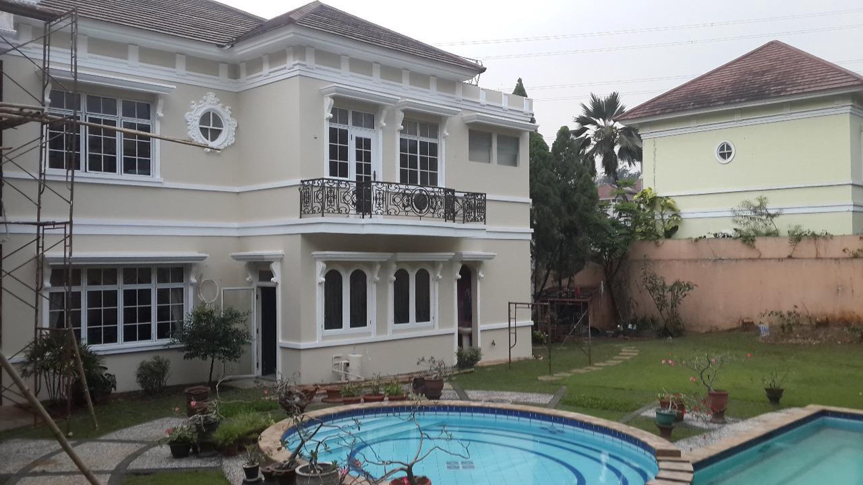 jual rumah 2 lantai mewah, luas dan ada swimming pool di Acropolis Legenda Wisata Cibubur