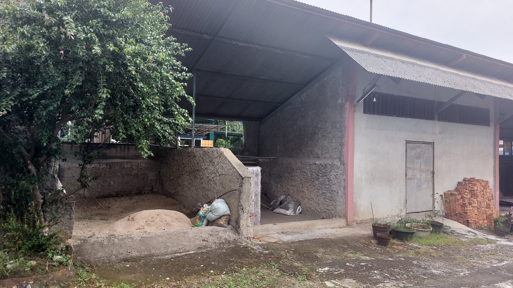 Ruko, gudang dan rumah di pinggir jalan raya Bogor