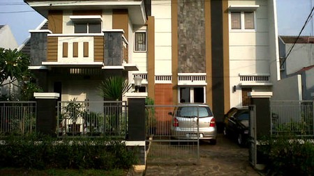 Rumah  2 lantai hoek di Vila Nusa Indah 5