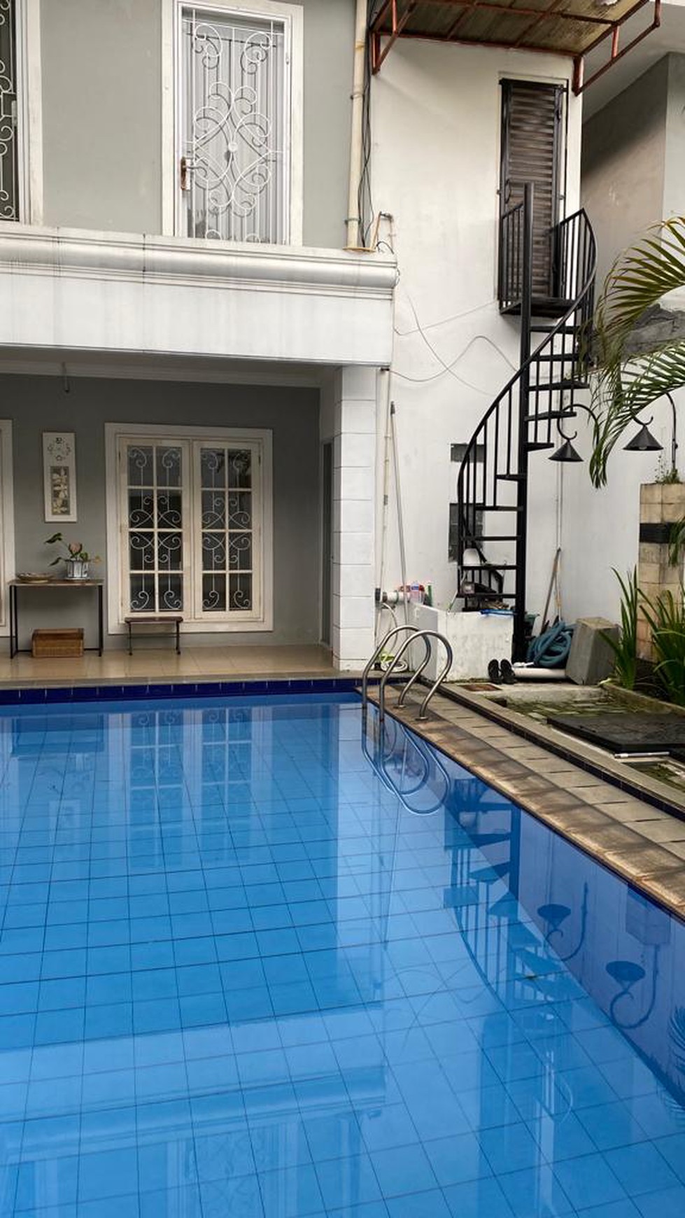 Rumah  2 lantai Siap Huni di Kota Wisata Cibubur ada kolam renang