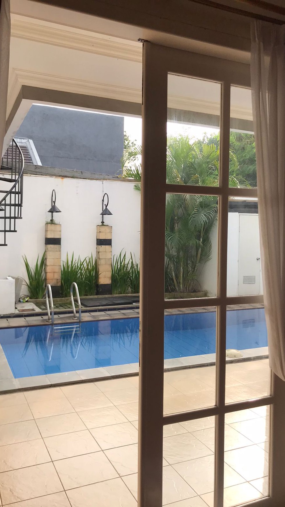 Rumah  2 lantai Siap Huni di Kota Wisata Cibubur ada kolam renang