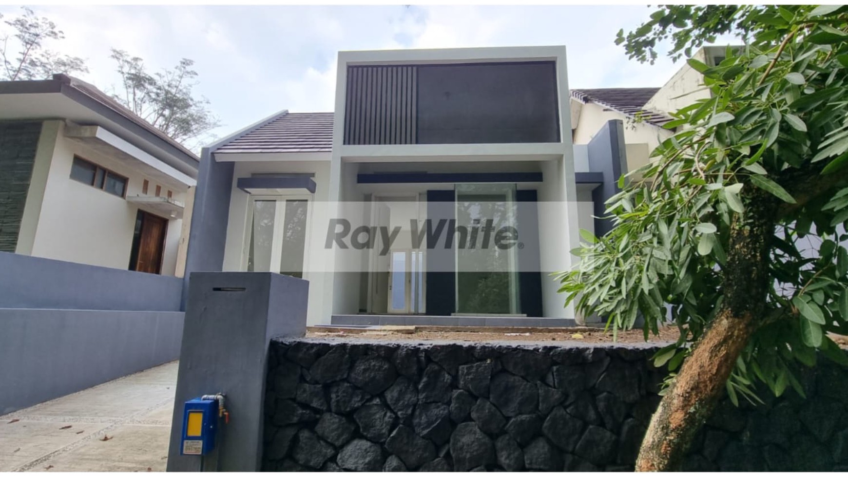 Rumah Mewah Siap Huni, Double Gate System & Full CCTV, Riverside Balearjosari