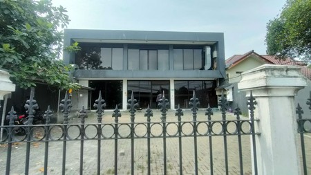 Gedung siap pakai pinggir jalan raya di veteran 