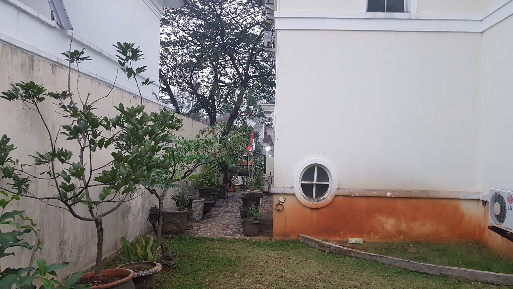 Rumah 2 lantai depan taman Legenda Wisata