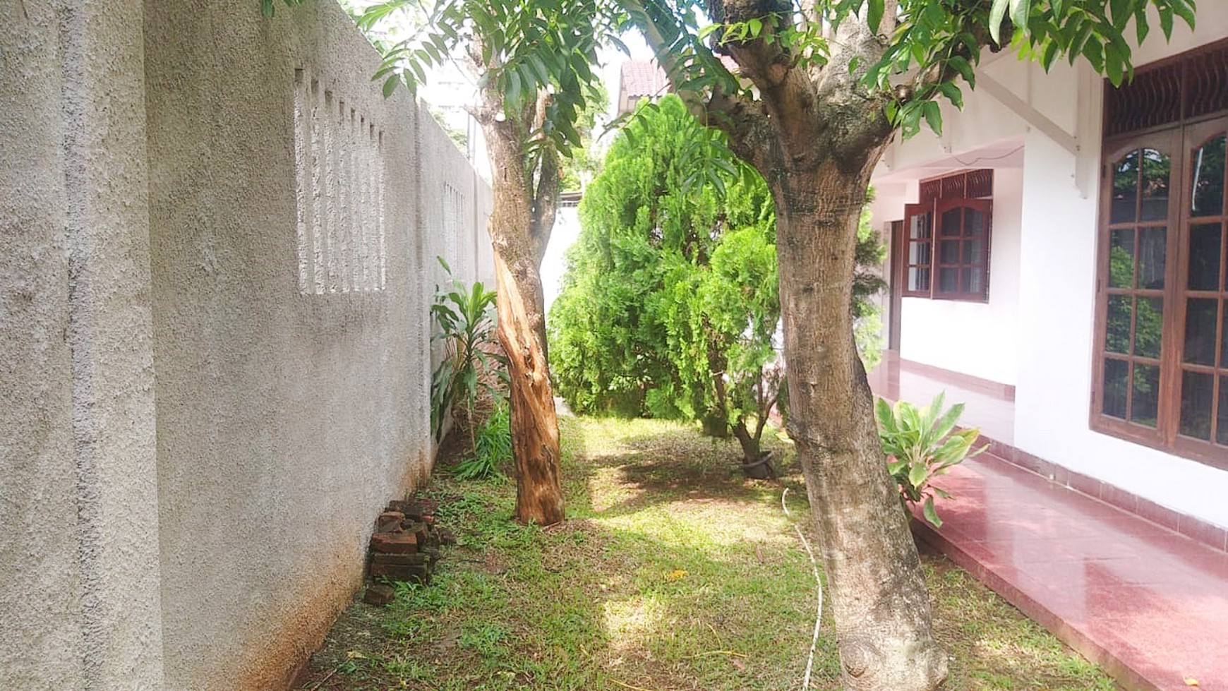 Rumah Huk dan Taman Luas Terawat di Pesanggrahan Jakarta Selatan