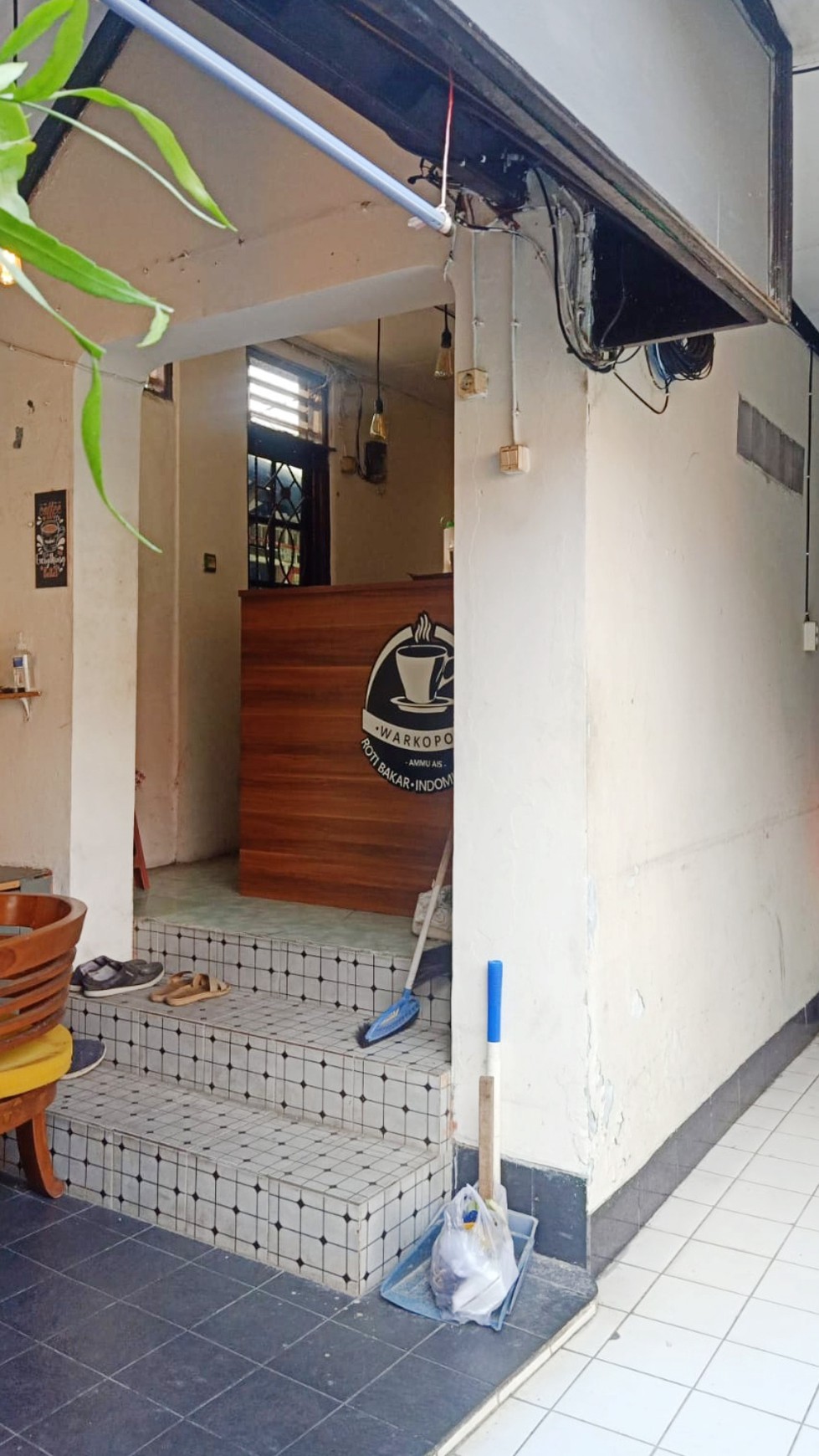 Rumah & warung kopi Di Jl H Radin Pesanggrahan Jakarta Selatan