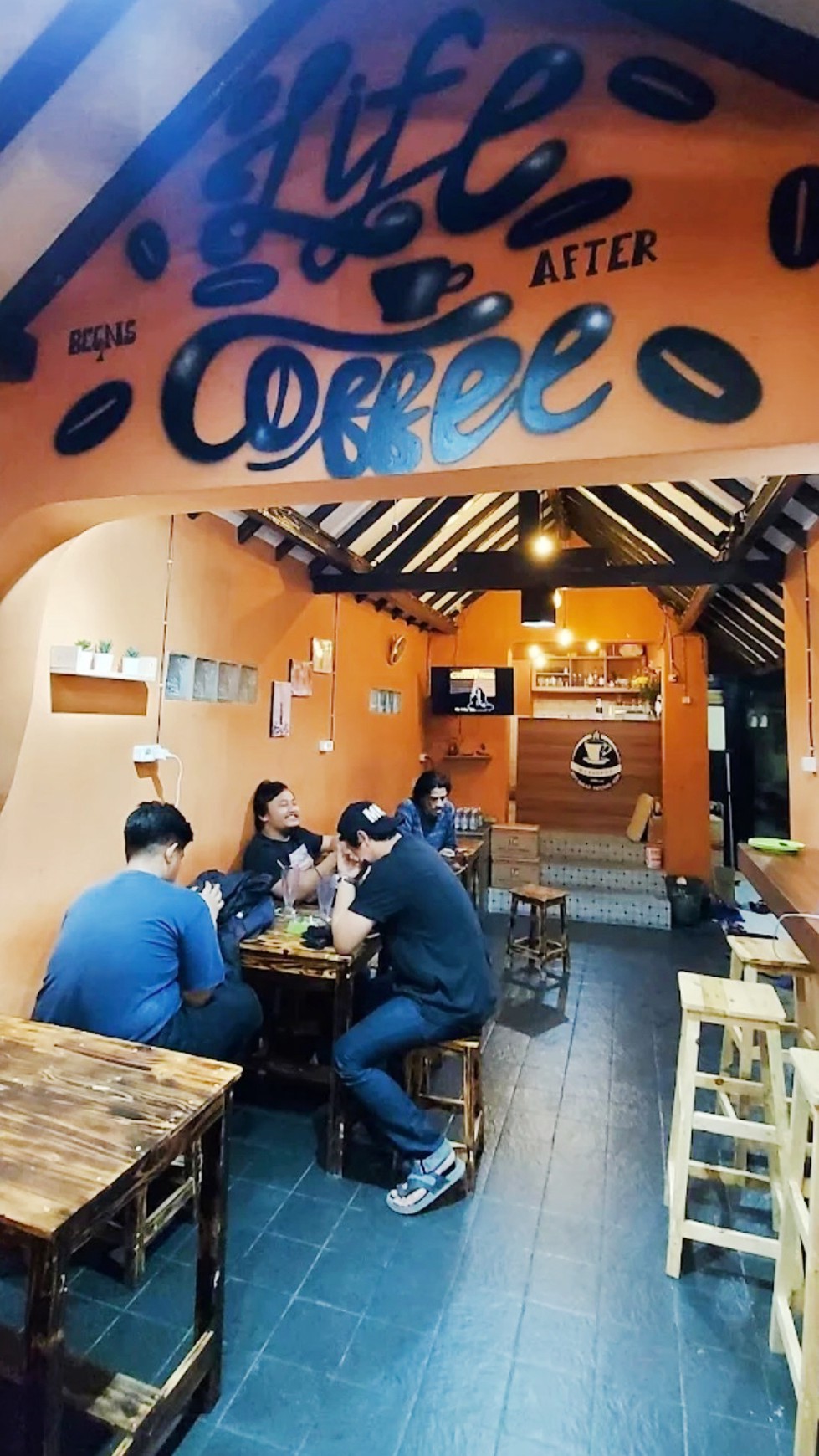 Rumah & warung kopi Di Jl H Radin Pesanggrahan Jakarta Selatan