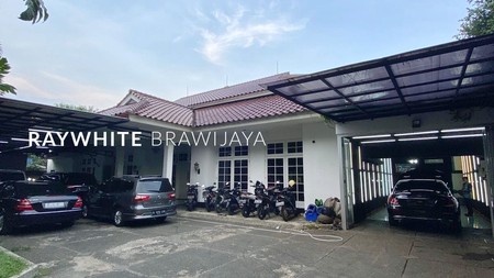 Rumah Bergaya Classic dan Halaman Luas Area Kemang Selatan