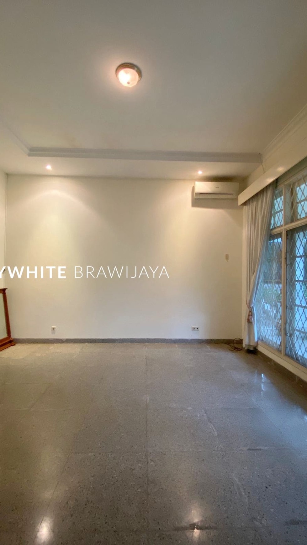 Rumah Bergaya Classic dan Halaman Luas Area Kemang Selatan