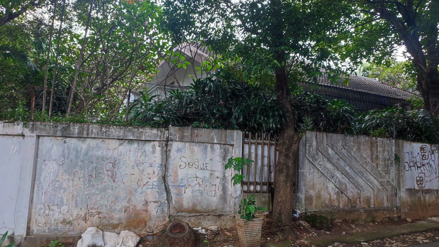 Rumah hoek 2 lantai masih layak huni  hitung tanah di Kebayoran Baru