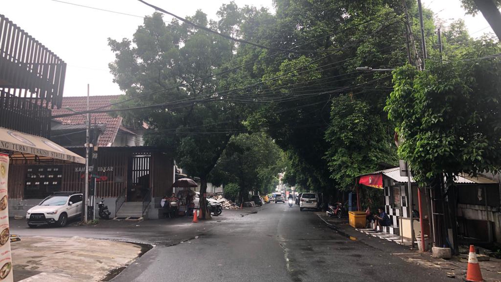 Rumah hoek 2 lantai masih layak huni  hitung tanah di Kebayoran Baru