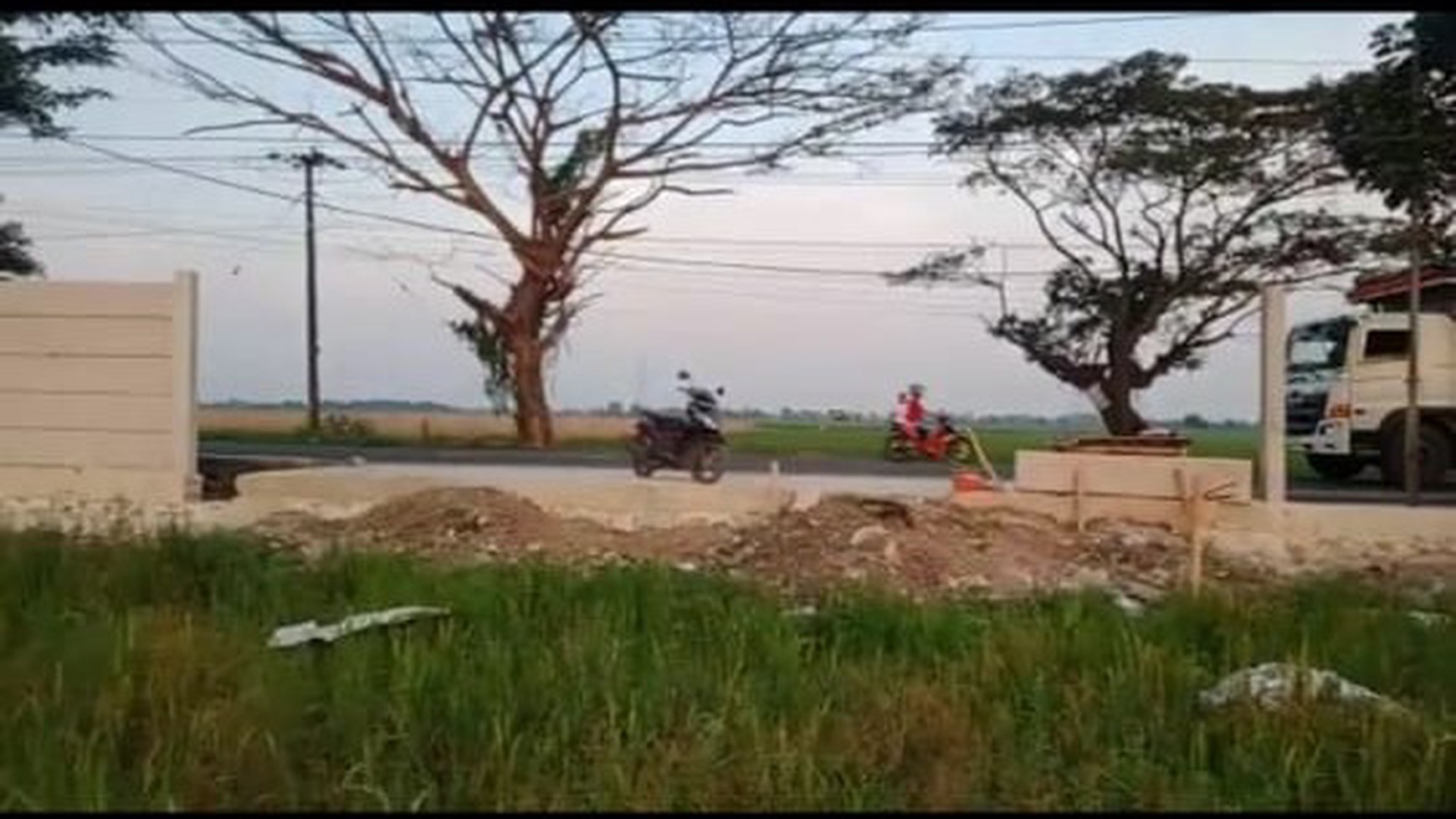 Lokasi strategis terletak di jalan raya