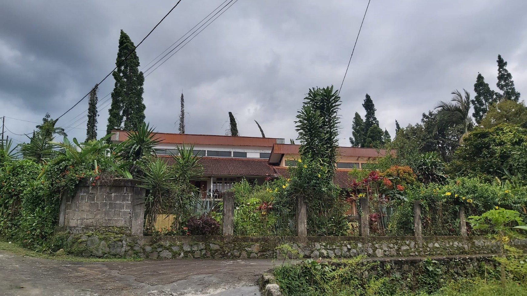 Rumah Villa 1lantai masih layak huni di kawasan wisata Pelabuhan Ratu