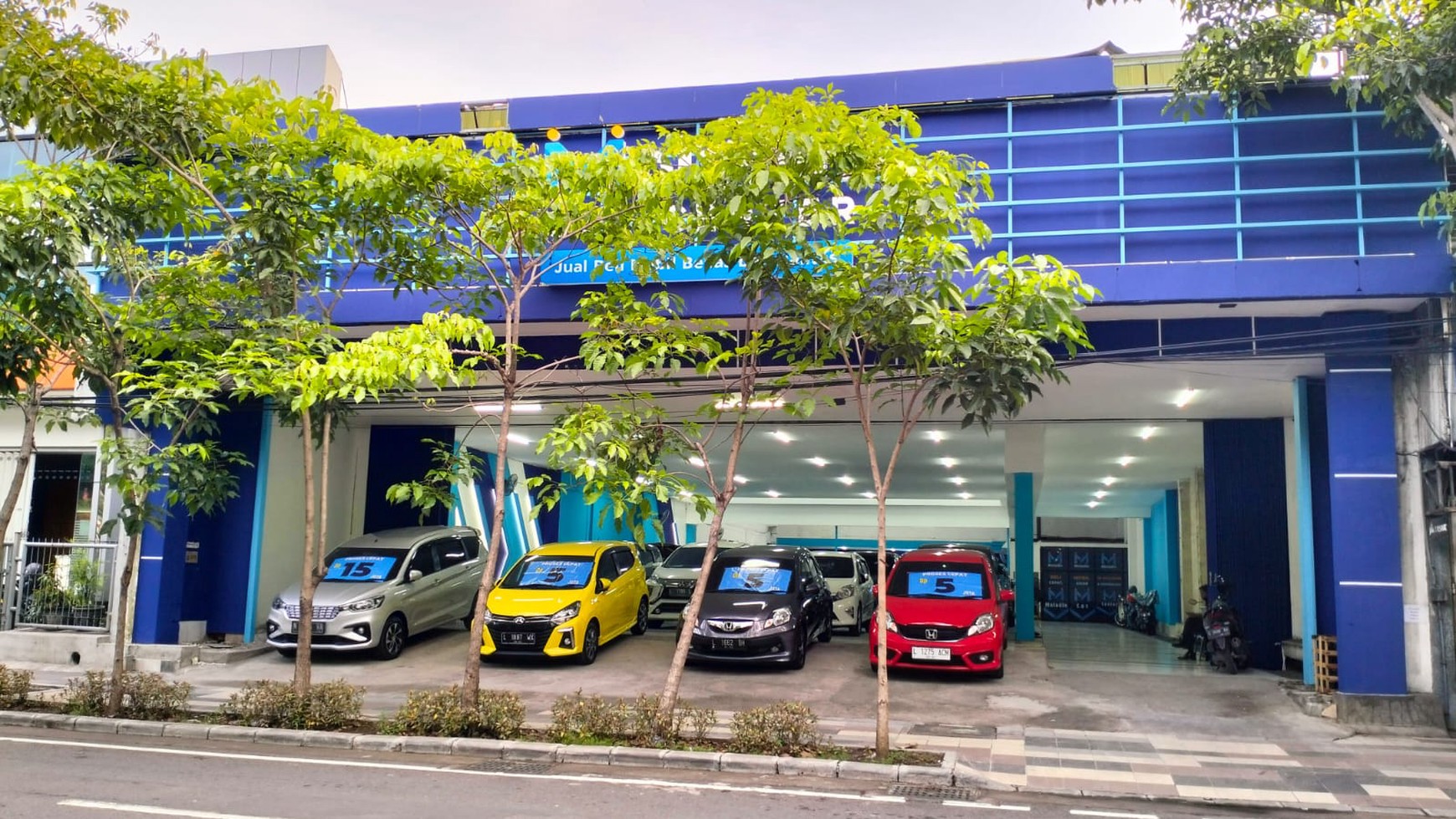 Disewakan Tempat Usaha  Raya Kertajaya Surabaya Pusat (Ex Showroom Mobil)