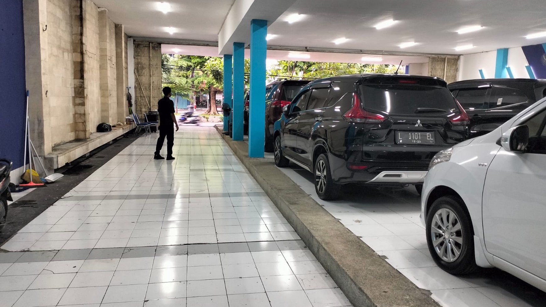 Disewakan Tempat Usaha  Raya Kertajaya Surabaya Pusat (Ex Showroom Mobil)