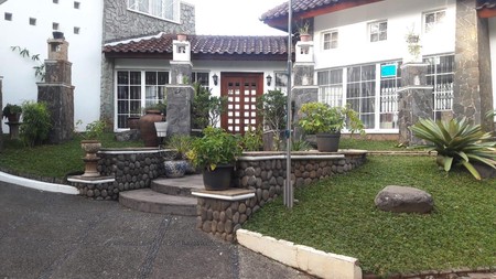 Rumah rapi Taman Tirta Golf BSD dengan kolam renang 
