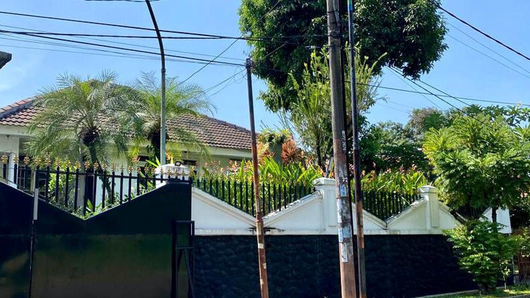 Rumah asri di komp Pertamina Pondok Ranji Bintaro....