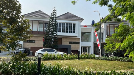 Rumah Cantik Dan Murah Depan taman Di Kebayoran Village Bintaro