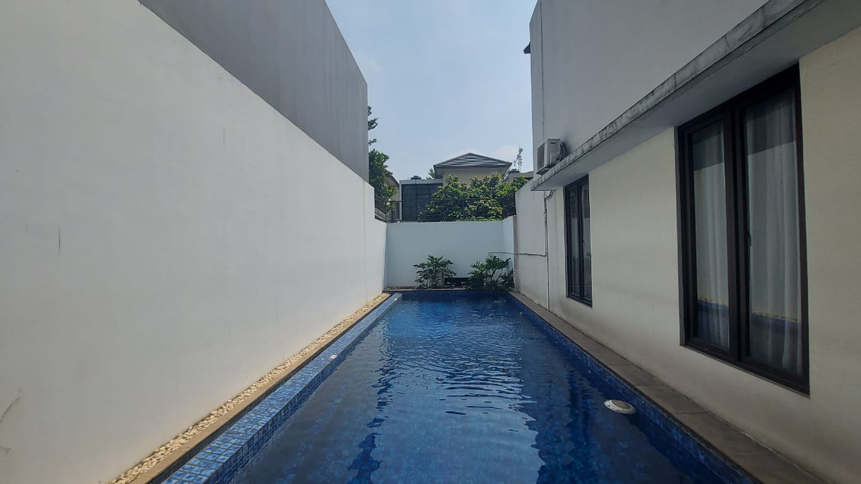 Lebak Bulus Swimming Pool Halaman Luas