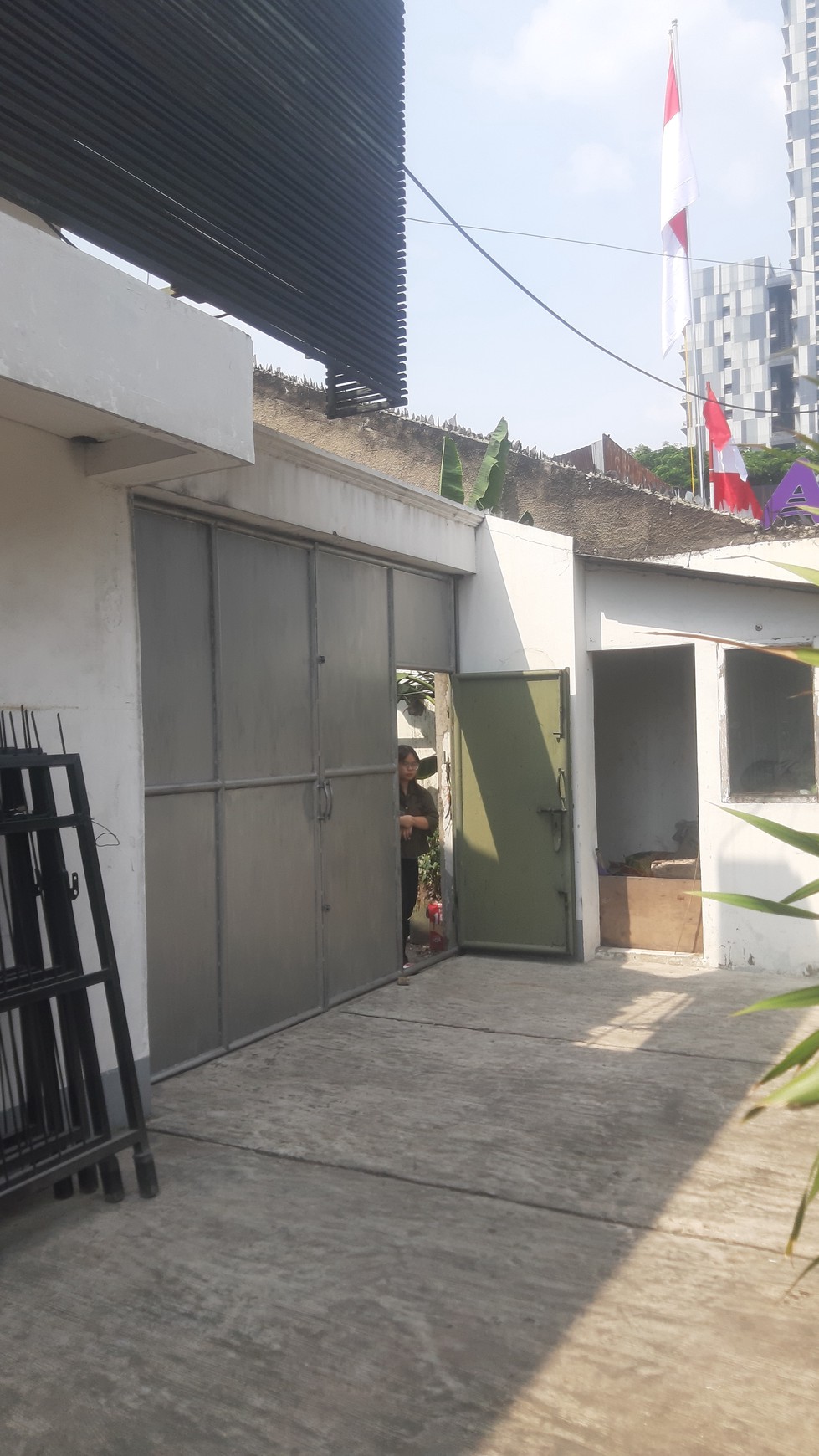 Bangunan usaha pinggir jalan raya, Gatot Subroto, Jakarta Selatan