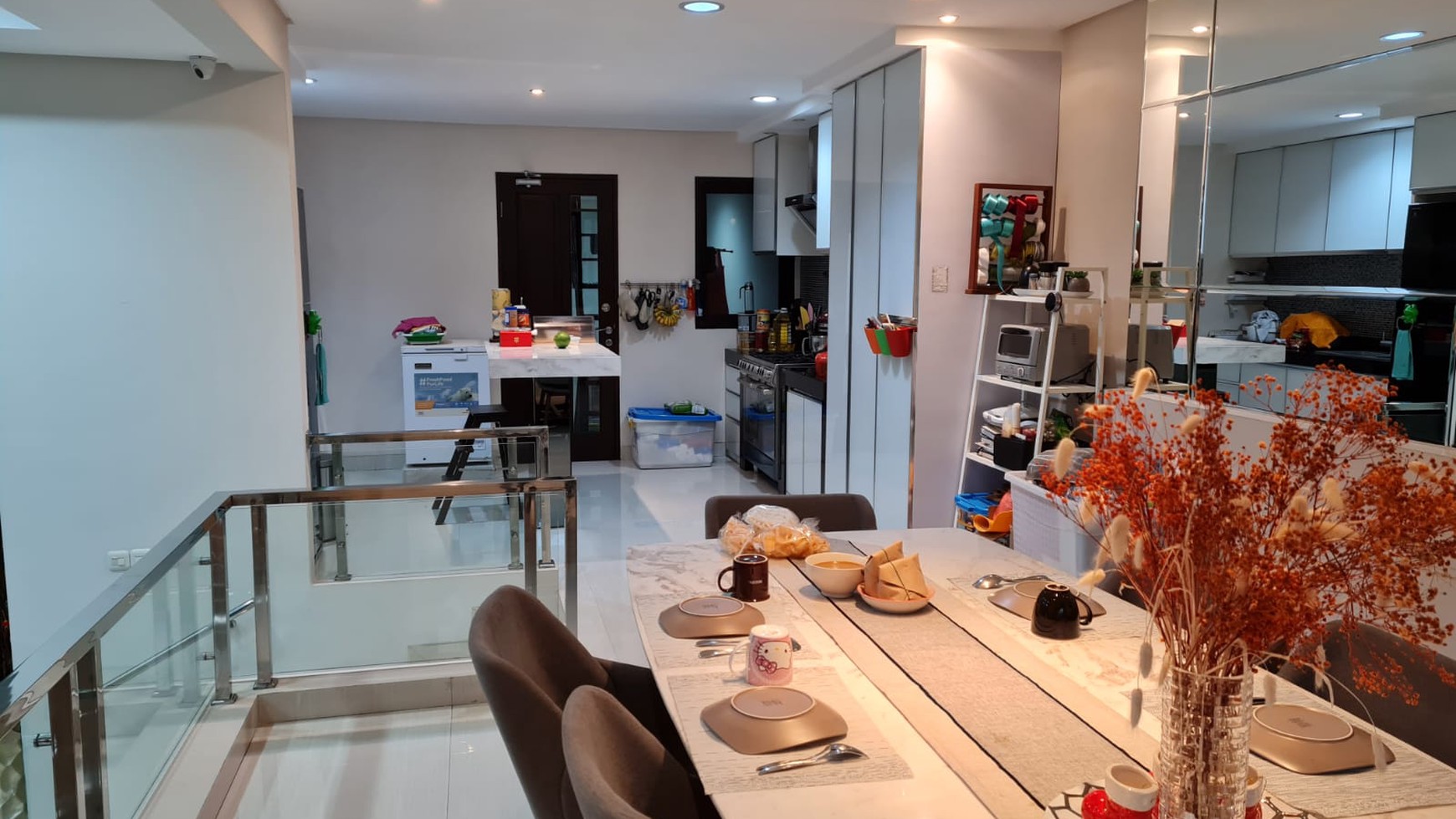 Rumah 2,5 Lantai Bagus dan Fully Furnished di Johar Baru 