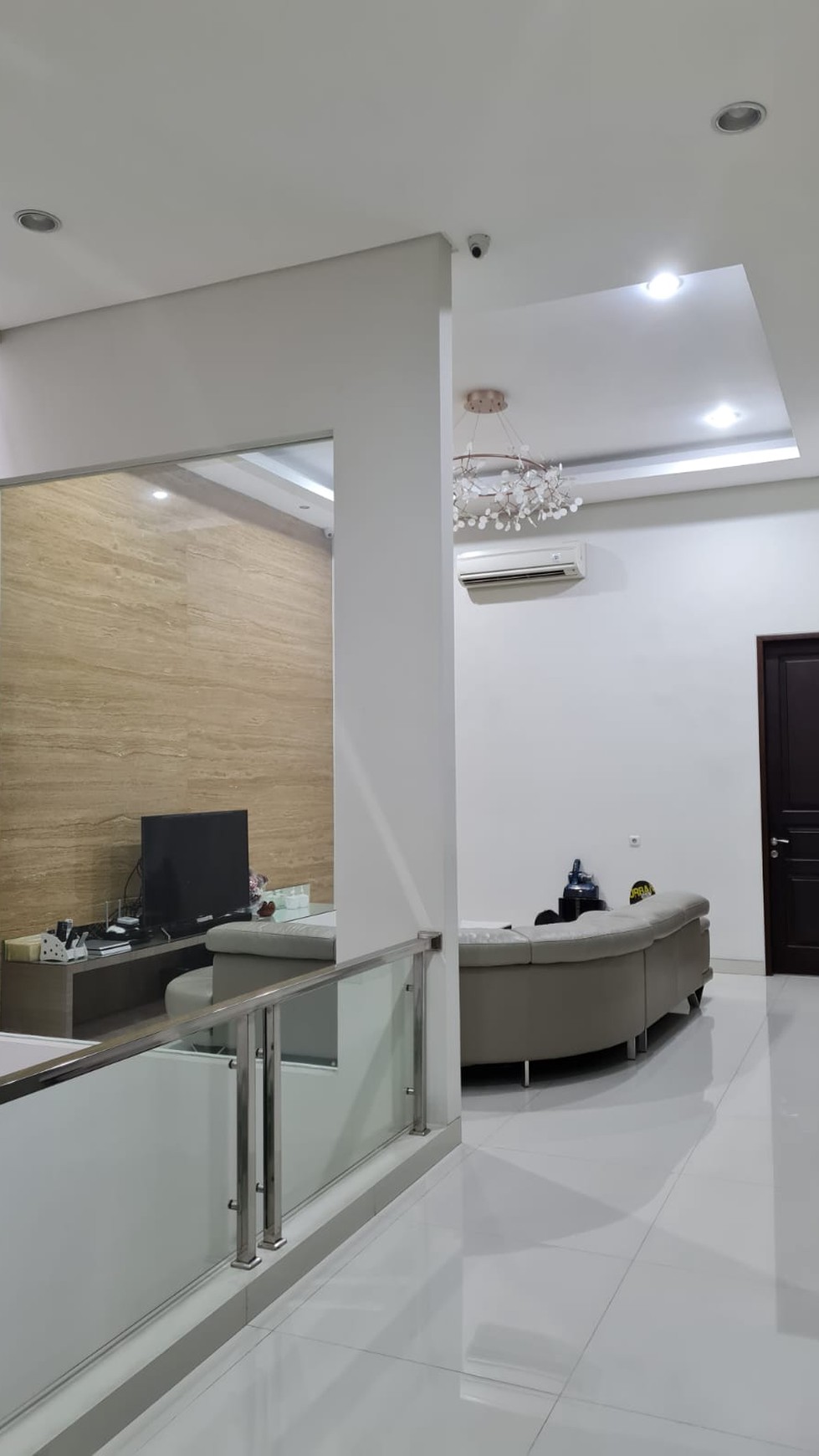 Rumah 2,5 Lantai Bagus dan Fully Furnished di Johar Baru 