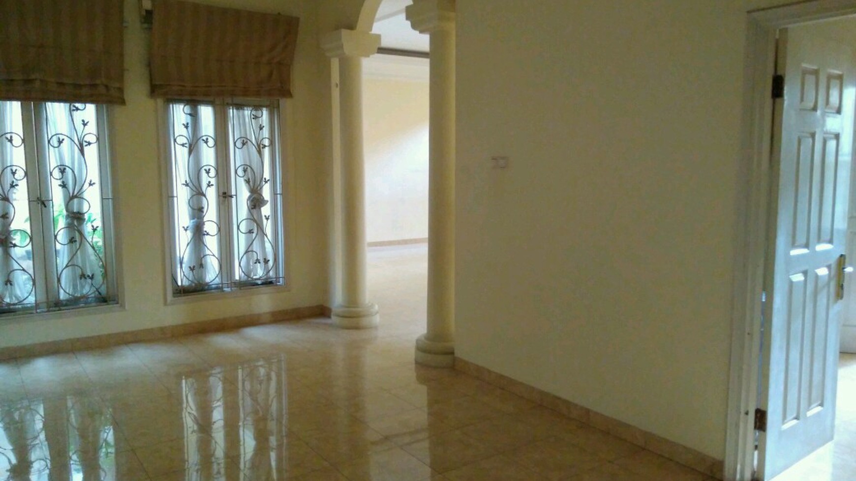 Disewa Rumah  2 lantai, sudah renovasi, siap huni, cantik dan asri perum Rafless Hill Cibubur.