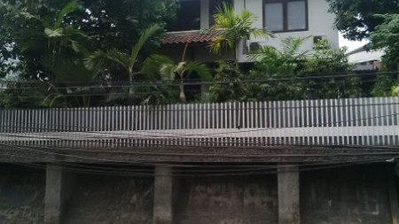 Rumah (Tanah & Bangunan 2 lantai) hitung tanah , lokasi strategis cocok utk usaha, pinggir jalan,  di  Kebayoran Baru Jaksel 