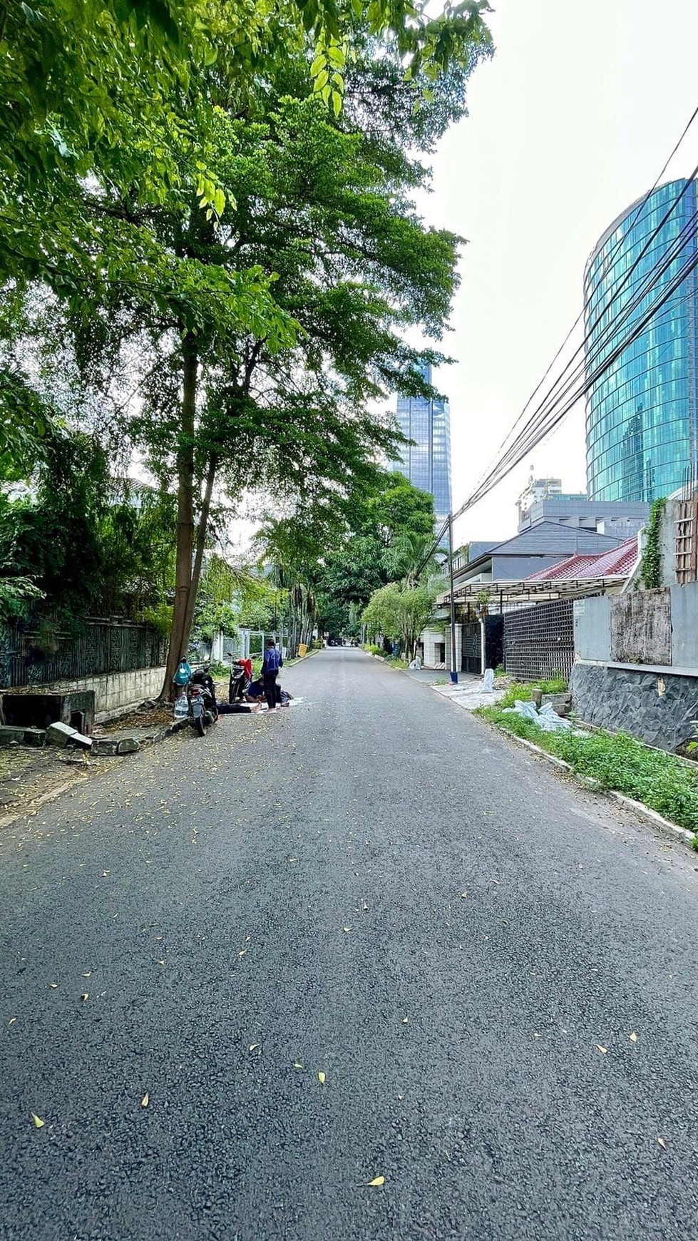 Rumah Tua Hitung Tanah Kawasan Mega Kuningan, Lingkungan Tenang