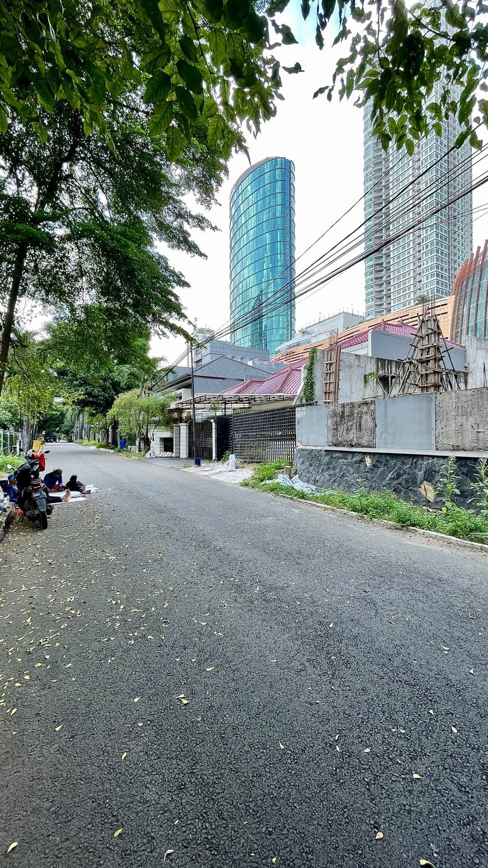 Rumah Tua Hitung Tanah Kawasan Mega Kuningan, Lingkungan Tenang