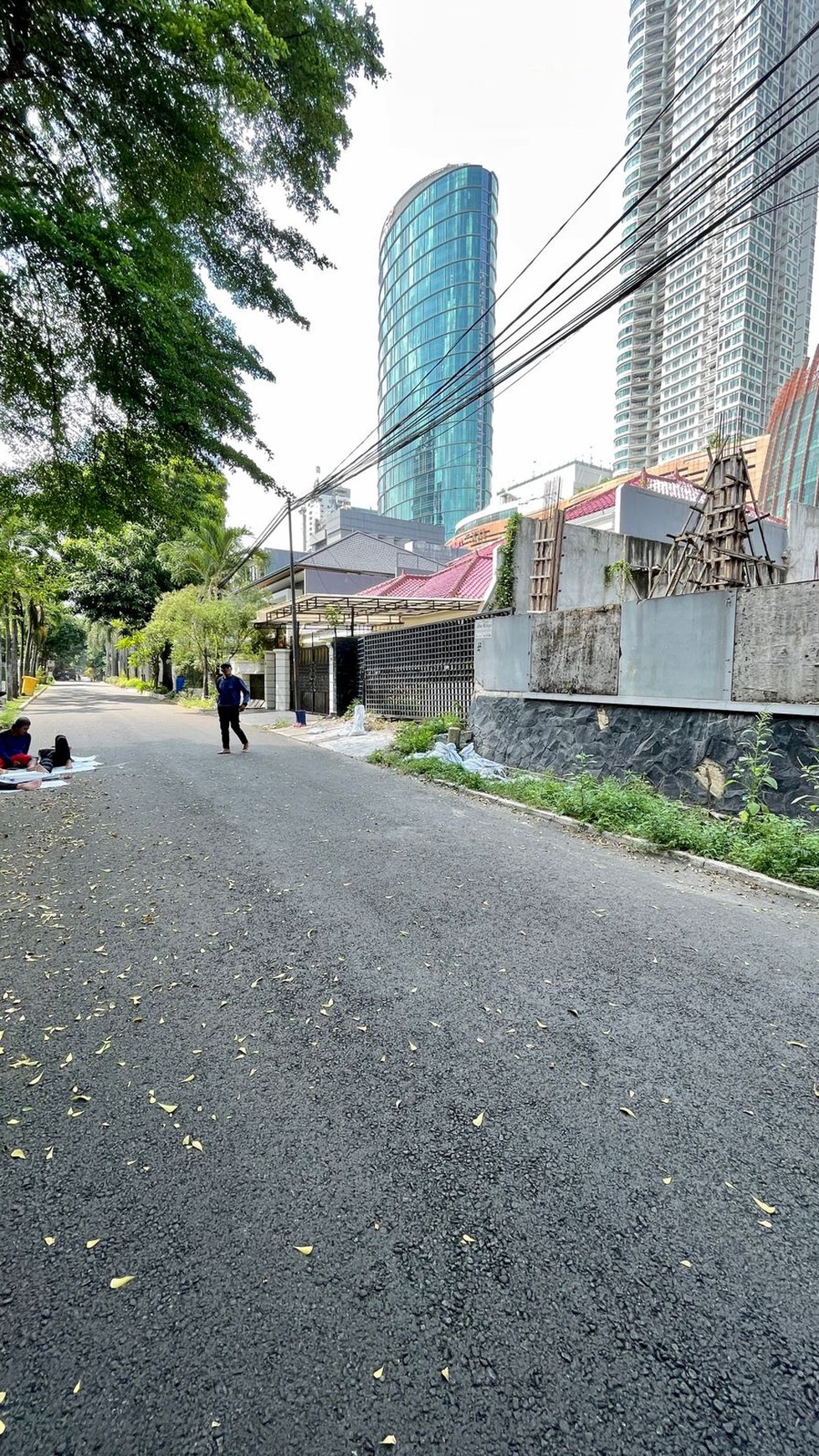 Rumah Tua Hitung Tanah Kawasan Mega Kuningan, Lingkungan Tenang