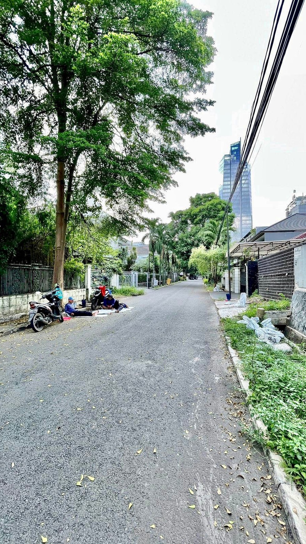 Rumah Tua Hitung Tanah Kawasan Mega Kuningan, Lingkungan Tenang