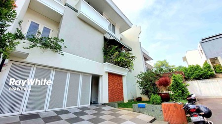 TOWNHOUSE DI RAGUNAN, JAKSEL, INDOCHINE DESIGN INTERIOR, 2 KM KE  TOL JORR