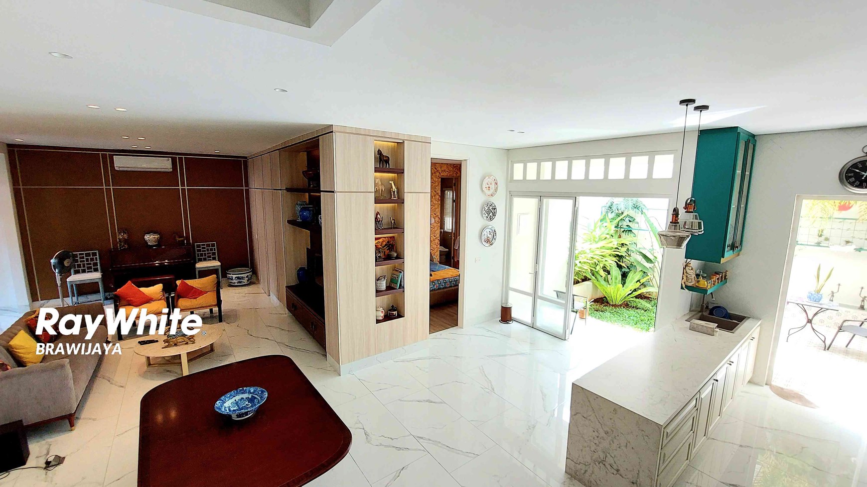 TOWNHOUSE DI RAGUNAN, JAKSEL, INDOCHINE DESIGN INTERIOR, 2 KM KE  TOL JORR