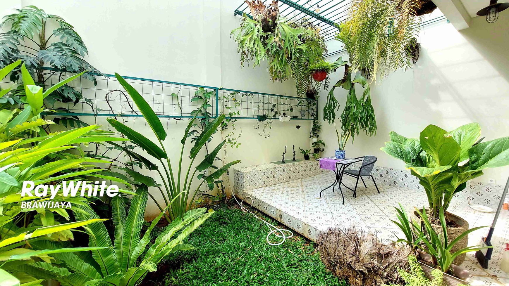 TOWNHOUSE DI RAGUNAN, JAKSEL, INDOCHINE DESIGN INTERIOR, 2 KM KE  TOL JORR